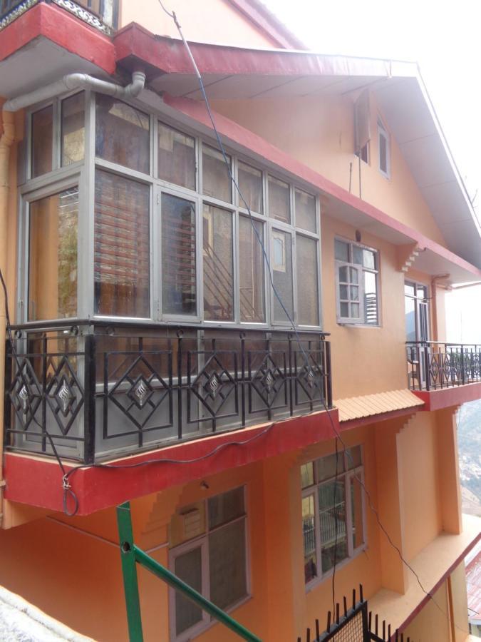 Deluxe Homestay Apartments With Kitchen In Шимла Екстериор снимка